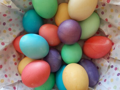 20.04.22 Eier färben im Hort 