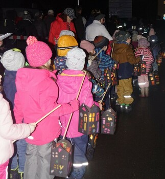 10.11.2023 Durch die Straßen auf und nieder leuchten die Laternen wieder 