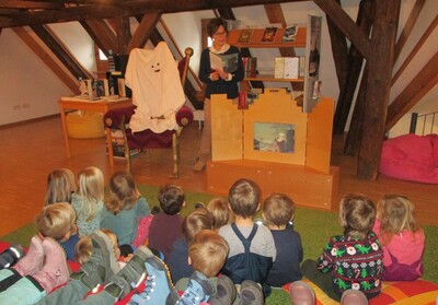 Kita-Kinder begeistert vom neuen Stadtbetrieb-Trecker