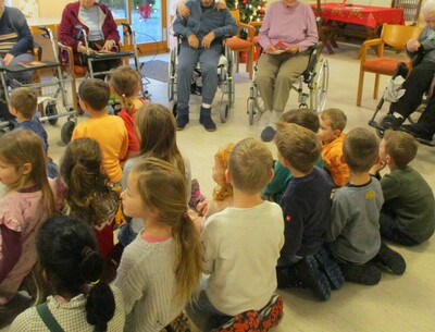 Kita-Kinder begeistert vom neuen Stadtbetrieb-Trecker