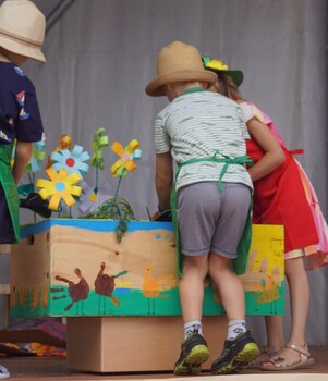04.07.2026 Kinder begeistern bei der Sommerfest -Vorf&uuml;hrung zum Thema "Berufe"